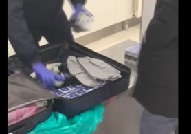 Și-a burdușit bagajul cu țigări și s-a pornit la Londra. Circa 15 mii de țigarete urmau să ajungă ilegal în Europa